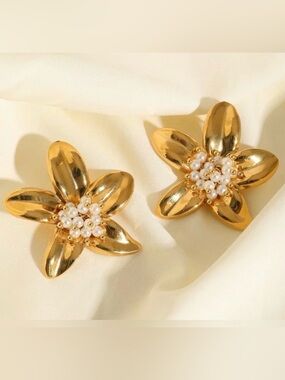 Pearl Flower Earrings 18k Gold Plated